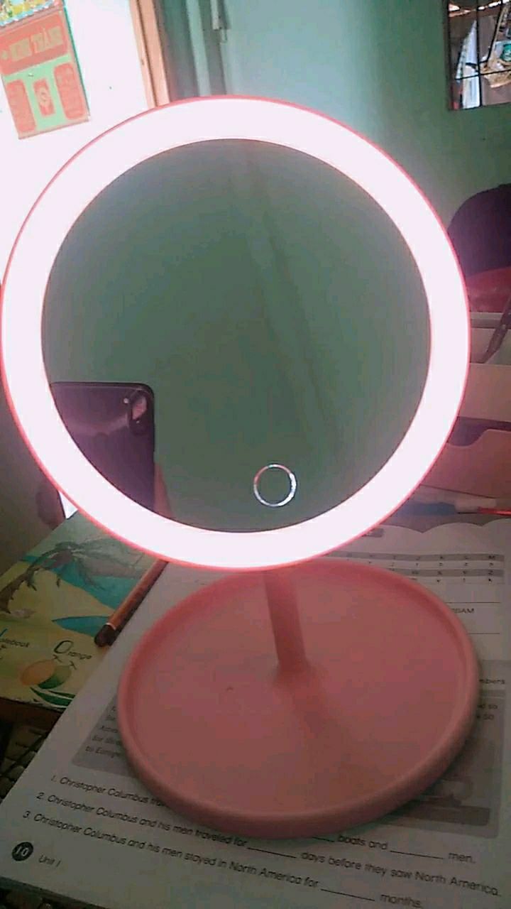 Hàng đẹp. Giao hàng nhanh lắm 3 ngày đã nhận được hàng rồi, đèn sáng vừa sáng vàng sáng trắng. Vừa làm gương trang điểm vừa làm đèn ngủ.