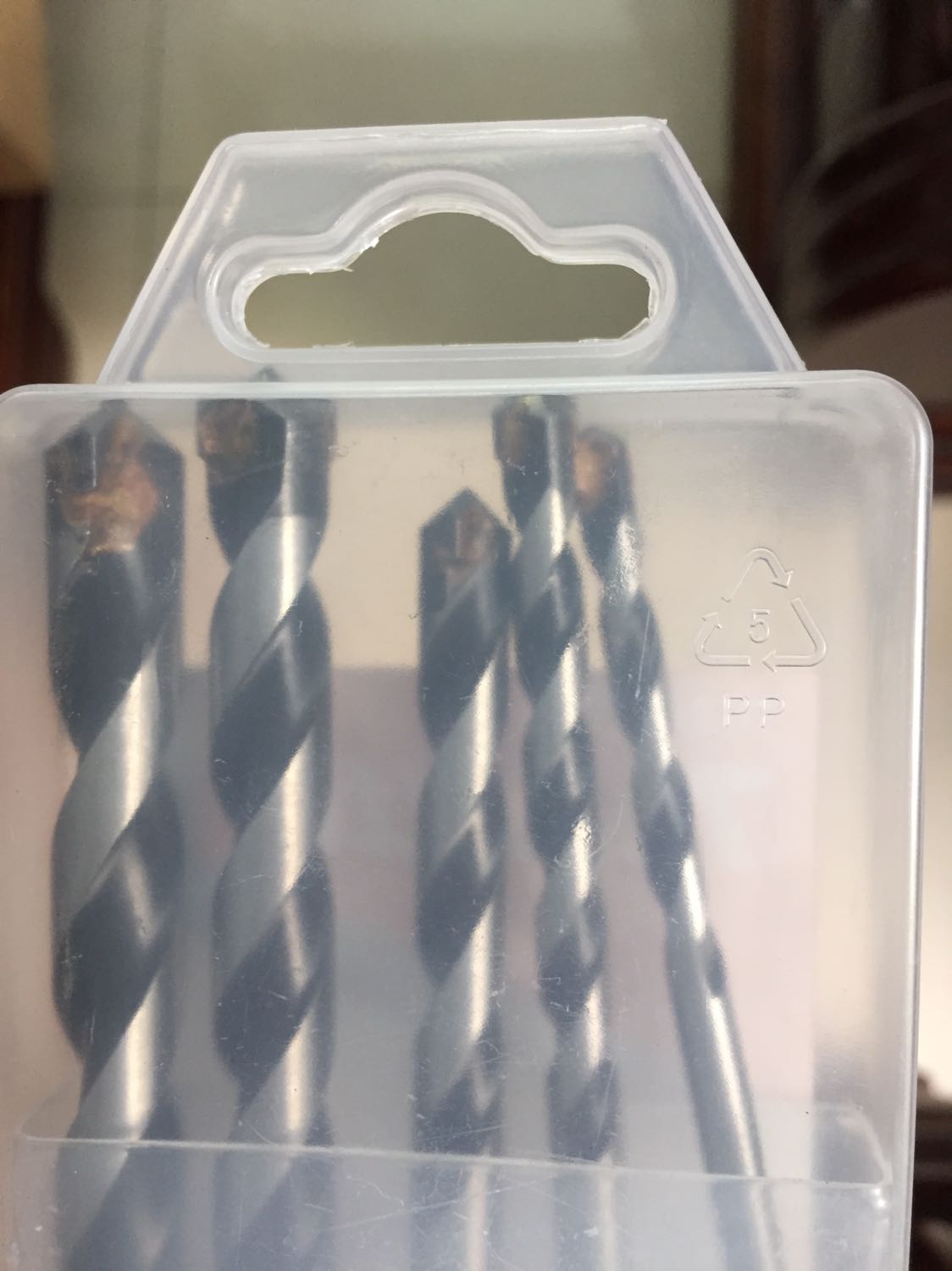 Nhìn giống như bị rỉ sét, đổi hàng rồi thì thấy không khác gì. Khui ra mới biết là không phải lỗi. Do shop để hình “sạch sẽ” nên mình cứ tưởng hàng cũng trắng như vậy. Hãng này mình có xài rồi thì thấy cũng ổn. Giá trên tiki hơi cao nhưng dịch vụ tốt nên mình vẫn chọn mua.