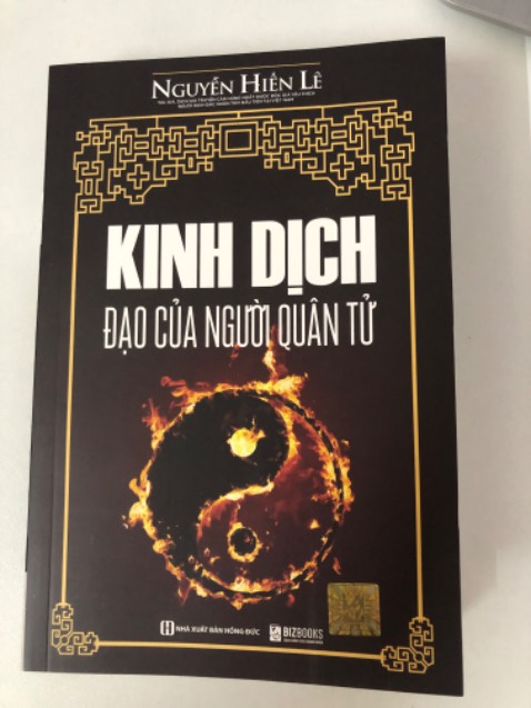 Sách được đóng hộp cẩn thận, giấy tốt. Nội dung thì miễn bàn vì tôi đã đọc cuốn này trước đây rồi nhưng bộ đó in hồi những năm 90s nên mờ quá, giờ tôi mới mua lại cuốn mới này. Sách được đóng hộp cẩn thận, giấy tốt. Nội dung thì miễn bàn vì tôi đã đọc cuốn này trước đây rồi nhưng bộ đó in hồi những năm 90s nên mờ quá, giờ tôi mới mua lại cuốn mới này.