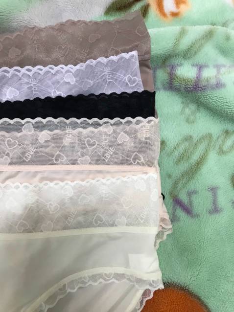 Hàng giống như mô tả.
Chất liệu lụa lạnh, cạp ren, viền ren
Màu sắc nhã nhặn
Nói chung ai thích su đúc thông hơi thì chắc chắn sẽ thích loại quần này vì nó đẳng cấp hơn