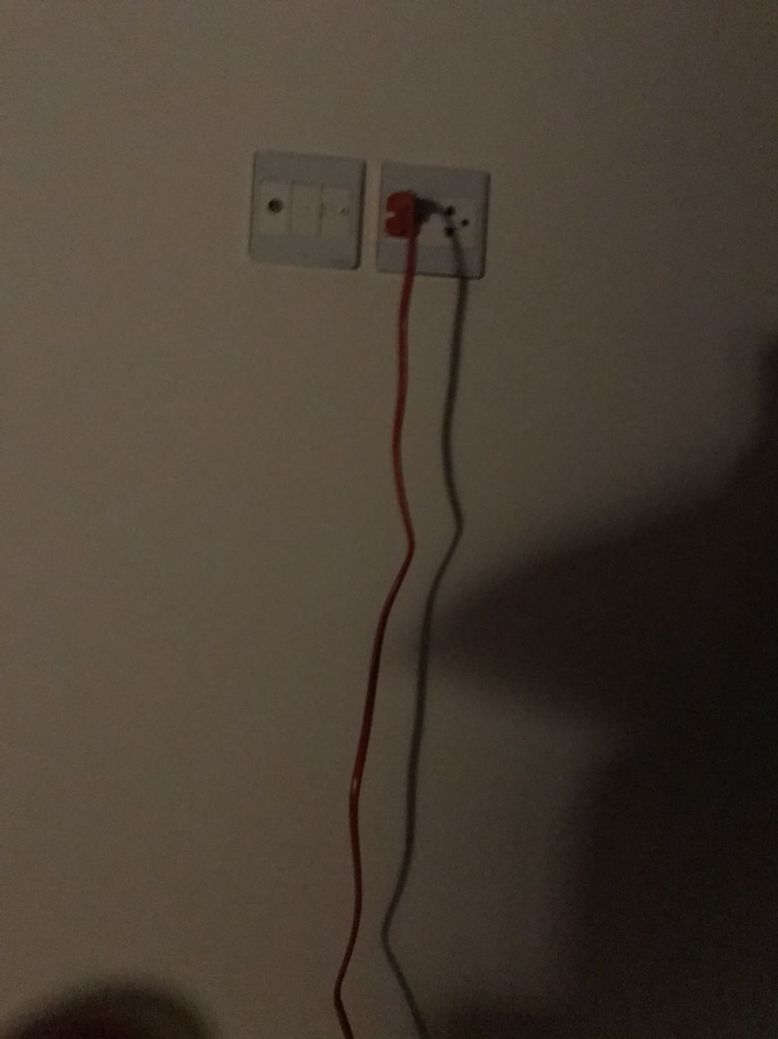 Bề ngoài đẹp, tiện dụng khi muốn vừa sạc điện thoại, vừa nằm giường hoặc ngồi salon, ko phải rướn người theo dây sạc. Cái màu đỏ trông xịn, chắc chắn hơn màu trắng. Độ bền thì phải dùng vài năm mới nói được