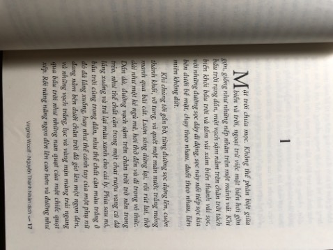 Hàng giao rất nhanh, sách chỉ bị một dấu móp nhỏ. Giấy xốp nhẹ, mỏng nhưng chữ in rõ nét. Mình chưa đọc sách, nhưng mình ấn tượng với tác giả này qua những bình luận trên các diễn đàn nên quyết định mua về đọc.