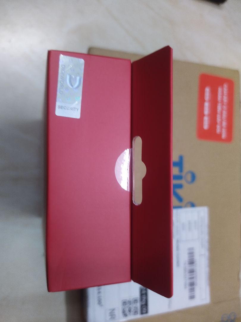 1/ dịch vụ tốt, giao hàng nhanh hơn dự kiến 1 ngày, còn nguyên seal. tuy nhiên hộp to hơn sản phẩm nhưng ko có chèn nilong hay giấy để giảm sock.
2/ sản phẩm có tem digi world là nhà phân phối chính hãng xiaomi. nhược điểm là tặng cap miro usb chứ ko phải type-c. khe hở giữa mặt lưng và viền cạnh ko dc đẹp lắm.
3/ chưa sử dụng nên chưa đánh giá chất lượng sản phẩm dc.