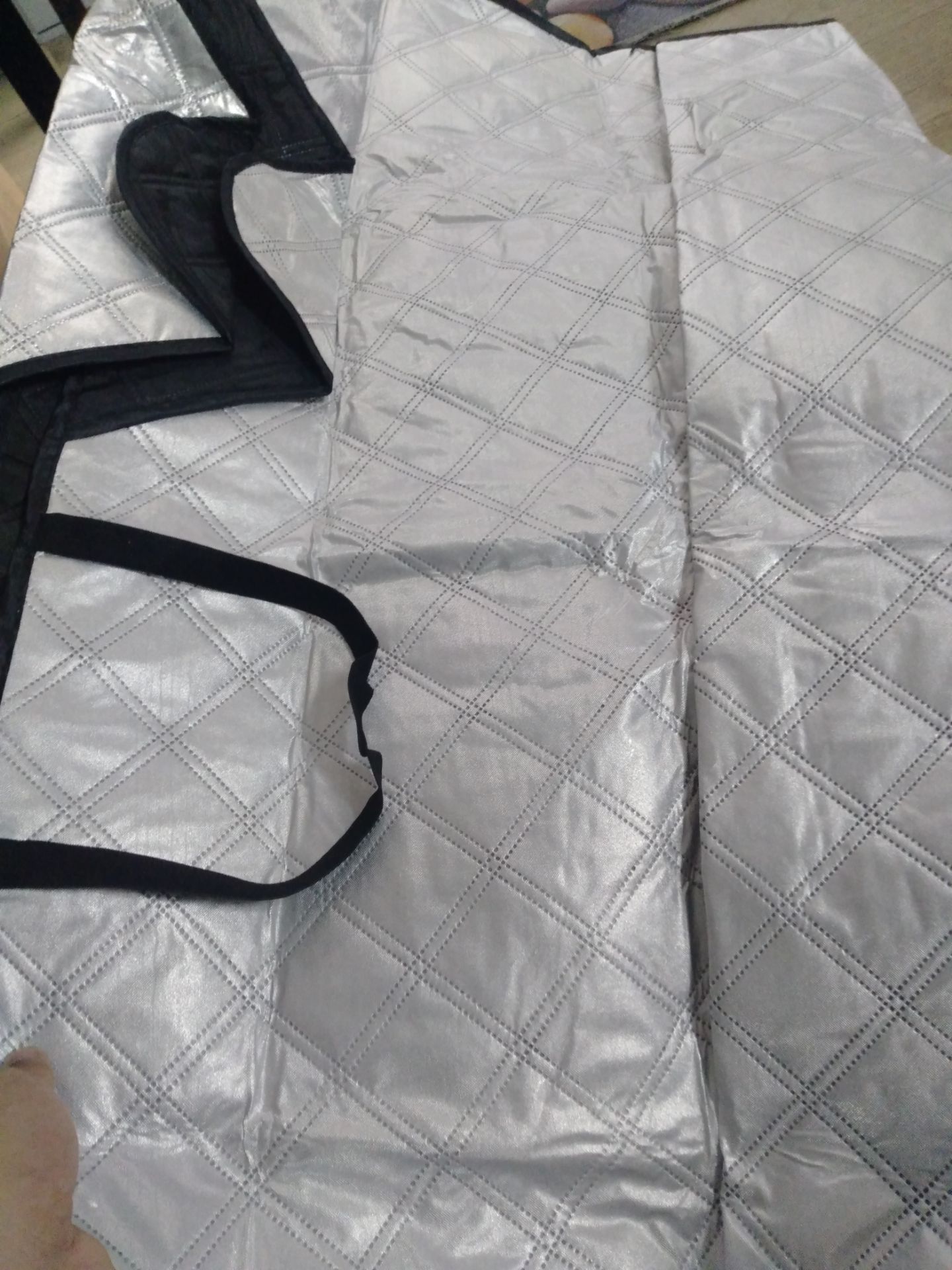 Hàng dày hơn loại 3 lớp , chất liệu tráng nhôm chống nóng, chống nước đúng mô tả. Mua liền 1 lúc 4 món của shop TOPMAX cảm nhận khi nhận hàng hài lòng đúng sản phẩm mình đặt giống bài viết, chất lượng thì mình cầm tấm che nâng nên nhận xét trước, mấy sản phẩm khác thời gian nhận xét chất lượng.