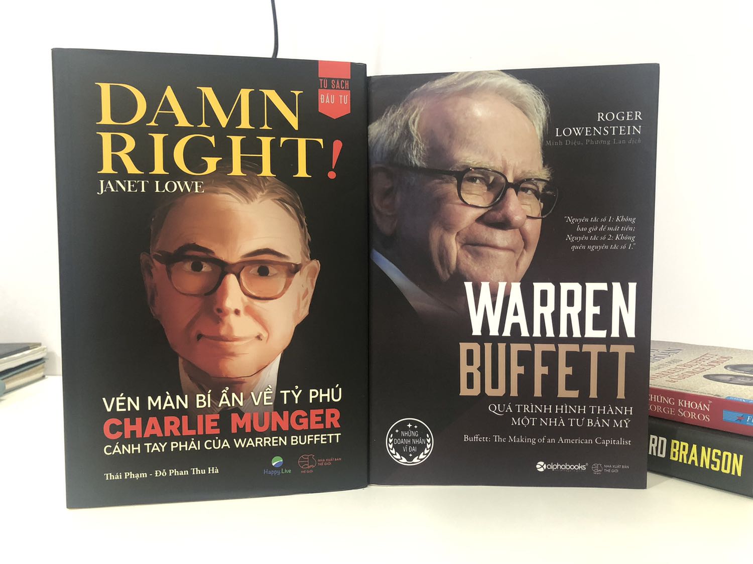 Tệ. Khi mua sách háo hức bao nhiêu thì khi đọc lại thất vọng bấy nhiêu. Nội dung lan man, không tập trung làm nổi bật tính cách của Charlie, cách dịch đọc cứ đều đều không có nhấn nhá, gây khó chịu. So với cuốn Warren Buffett thì quả là một trời một vực. Đã thế giá còn bán quá đắt, chắc tốn quá nhiều chi phí vào marketing mà bỏ qua phần quan trọng nhất là nội dung. Từ nay say bye sách Happy Life.
Vẫn cho 3 sao vì lòng ngưỡng mộ và yêu quý Charlie Munger.