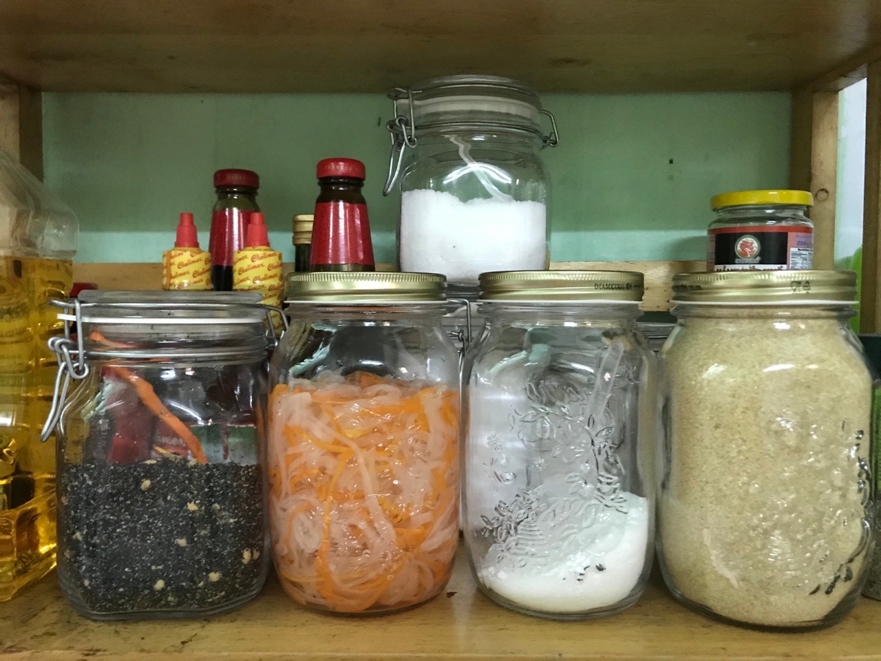 Thủy tinh sáng trong hơn hũ Glasslock, độ dày tương đương và chắc đẹp. nắp cài kín hơi rất thích. kiểu dáng thì thô hơn hũ Quattro Stagion 1 tẹo. nói chung, mình mua nhiều hũ thủy tinh, và thích nhất 2 loại này: hũ Fido Bormioli và Quattro Stagion