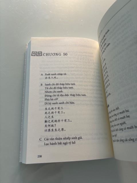 Tiki Trading giao hàng nhanh, giao tiết kiệm nội thành Hà Nội, đặt hôm trước mà trưa hôm sau đã có. Sách do tác giả Nguyễn Duy Cần bình về từng chương Đạo Đức Kinh rất cuj thể. Chất liệu giấy hơi bóng và đẹp. Giá mua thấp hơn giá bìa.