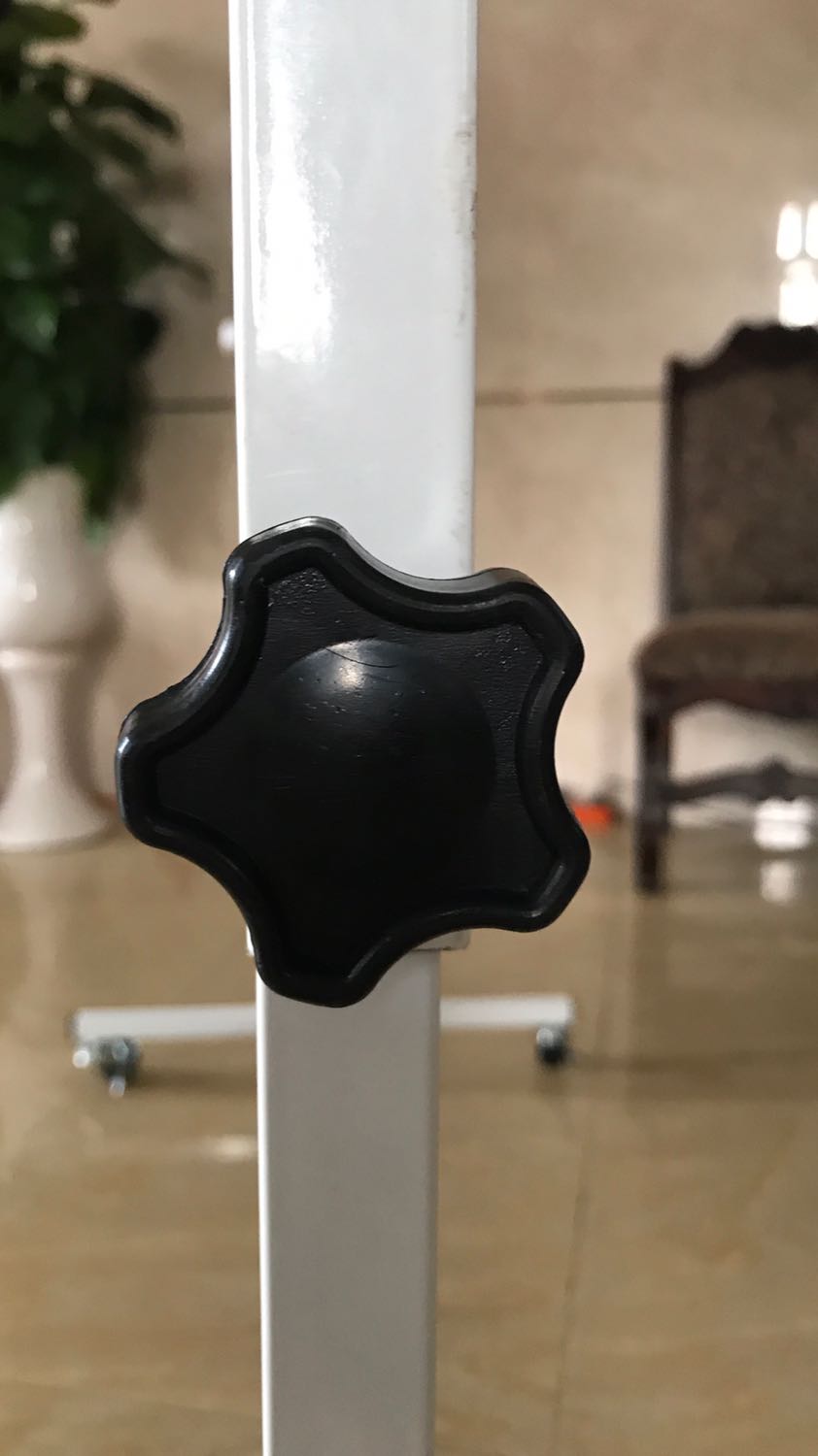 Bảng chắc chắn, đẹp. Tuy nhiên 1 con ốc dùng để gắn 2 chân bảng bị bễ, rất khó để mở ra hay vặn vào. Nhờ shop vui lòng gửi thay 1 con khác khác