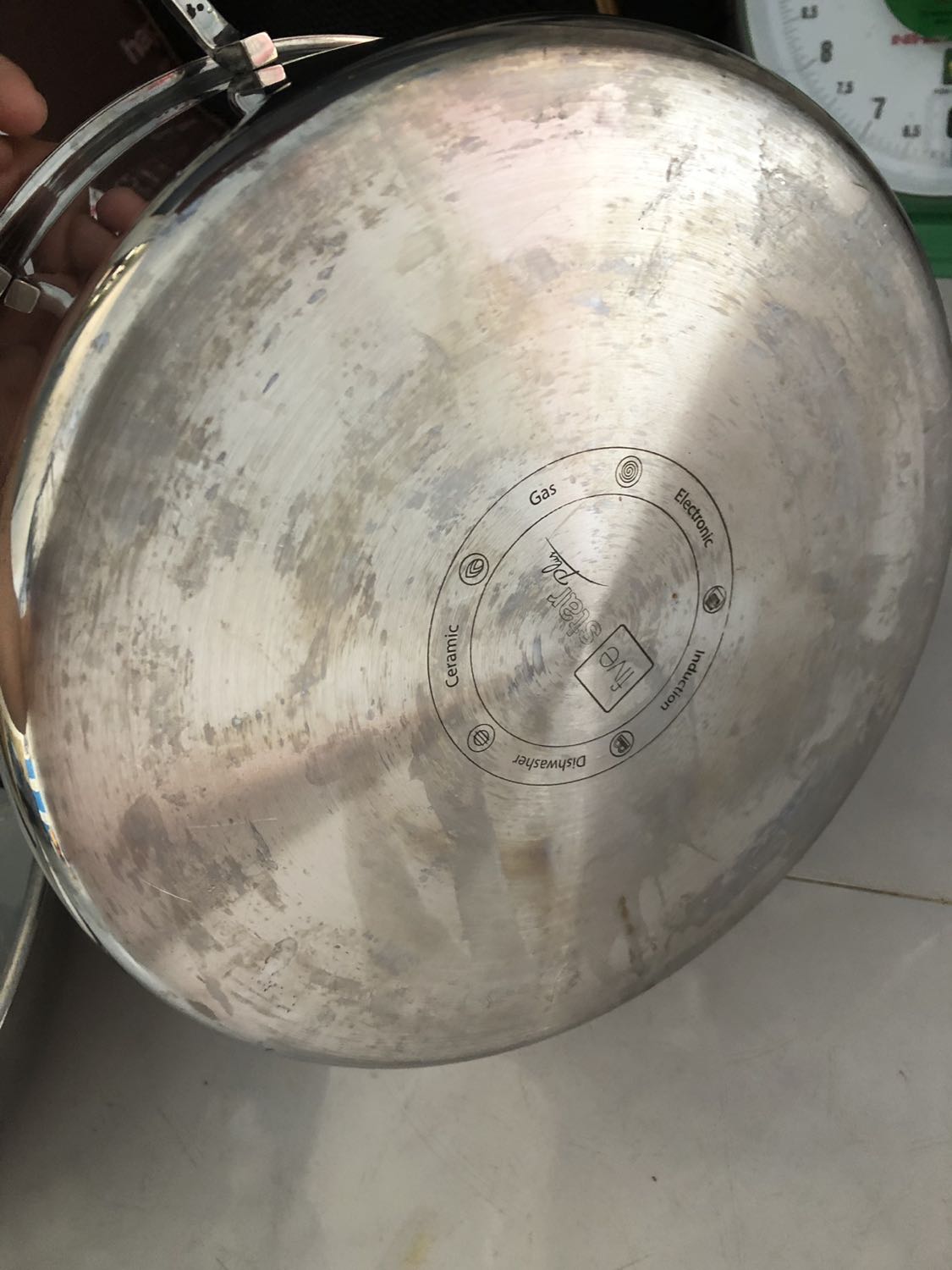 Mới nấu lần đầu mà đã bị ố hết. Mặc dù tiki nói là nồi inox 304 mà nấu còn ố hơn cái nồi inox 430 mua ở ***. Lúc nhận hàng ko để ý cái quai cầm dưới bị lỗi cả 2 bên. Mong tiki liên hệ bảo hành sp cho mình