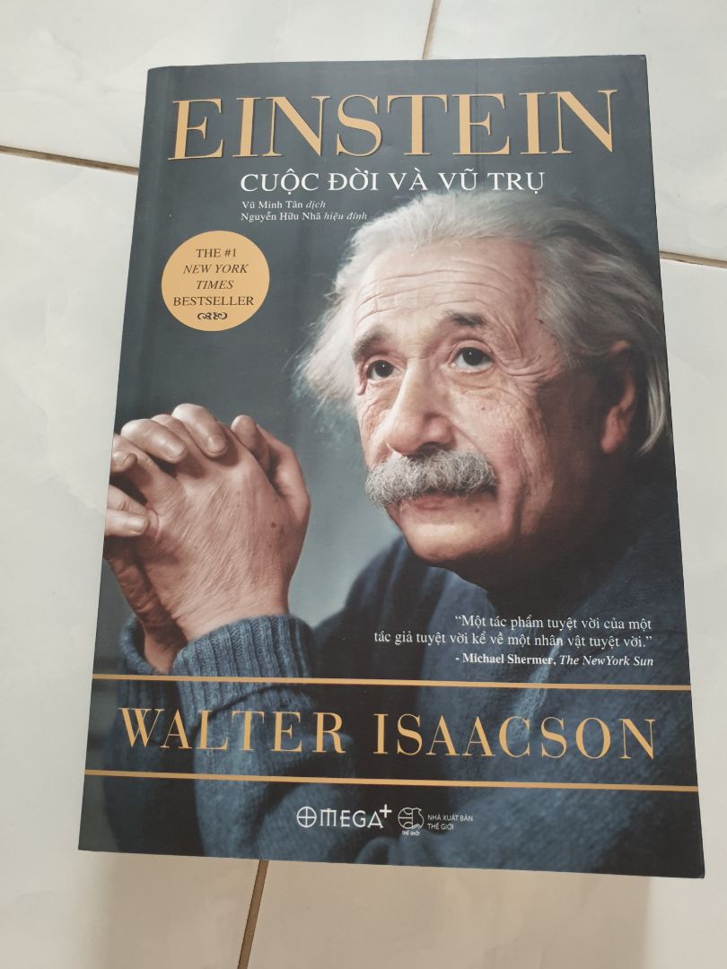 Sách bìa mềm nhưng do vận chuyển có gói hàng rất rất kỹ hộp giấy, lớp xốp, hộp giấy nên chẳng ảnh hưởng đến sách. rất đẹp