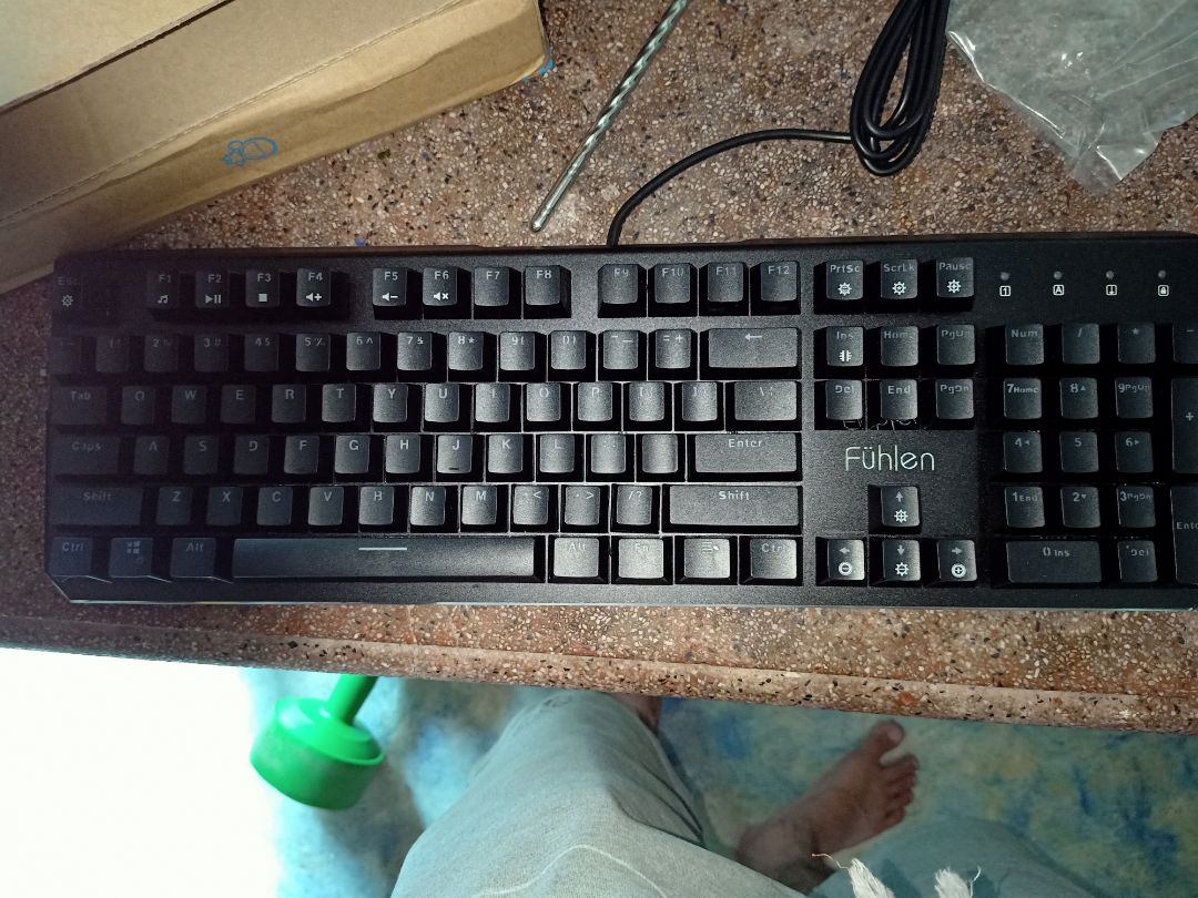 black switch không phải blue switch như trên mô tả. Tiki đóng gói cẩn thận không bị trầy xước, mình rất thích. Chất lượng thì xài một thời gian mình đánh giá sau. Không biết có bảo hành không minhd không thấy đề cập trên mô tả và quyền lợi của khách hàng