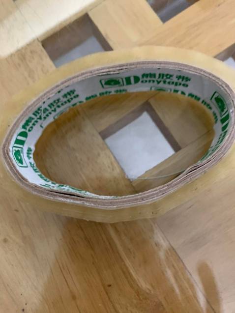 Minh mua 10 loc (120 cuoc) bang keo de nguoi nha mang sang Uc xai, hom nay nguoi nha minh mo hang ra de dong thung thi phat hien bang keo ban khong co chat luong chu khong phai noi la kem chat luong. Bang keo rat kho xe va khi xe duoc 1 cm thi bi rach. De nghi Tiki quan ly ki chat luong cua *** nha ban hang de khong co tinh trang gui don hang kem chat luong cho khach hang nhu vay.