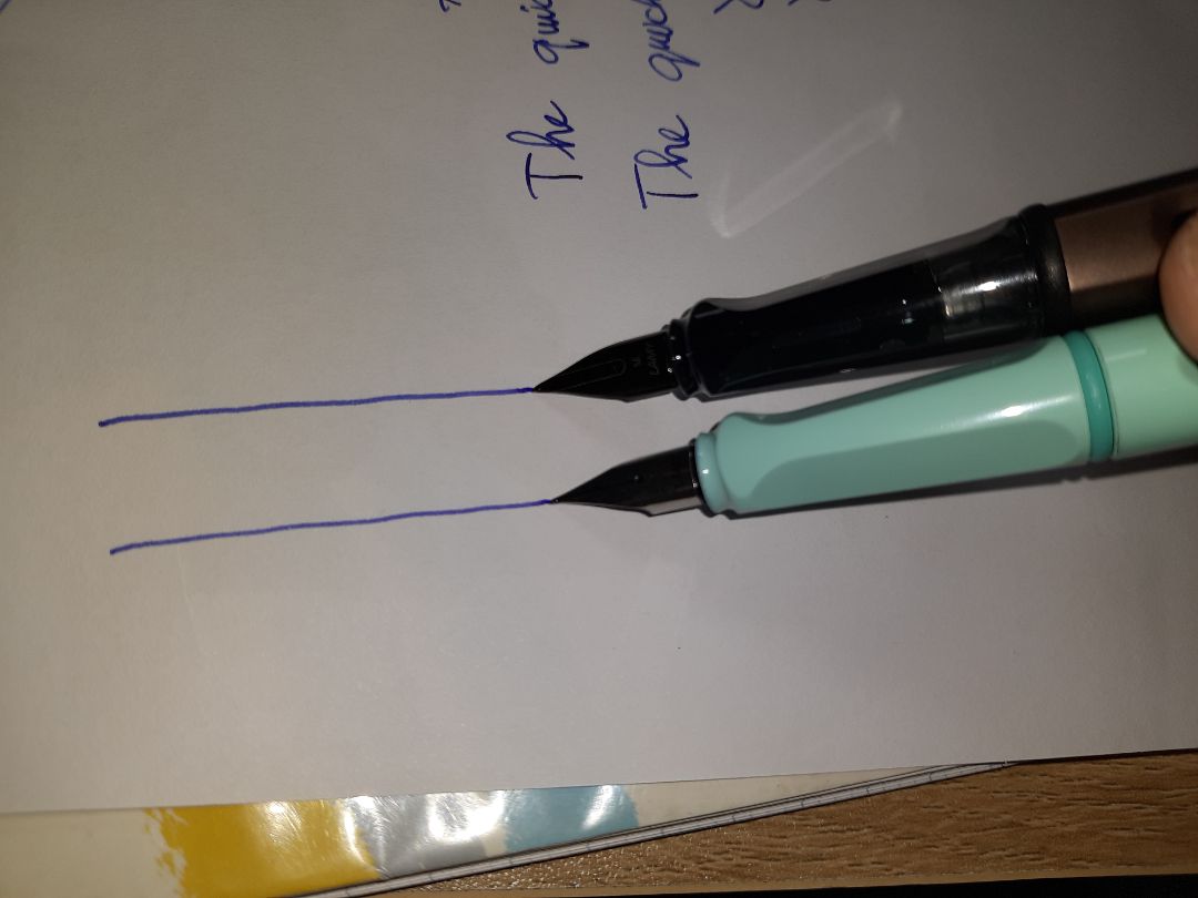 Bút Lamy rất chất lượng, dòng LX lại càng sang trọng nữa.
Lưu ý các bạn, nếu các bạn đang dùng ngòi F của safari, thì qua LX bạn nên chọn M thì nét mực mới tương đương nha, chọn LX ngòi F thì nét rất mảnh và viết hơi nhám. Mình phải mang ra hãng nhờ hỗ trợ đổi ngòi bút từ F sang M của cây LX đó (hình so sánh là ngòi M của LX với ngòi F  safari)