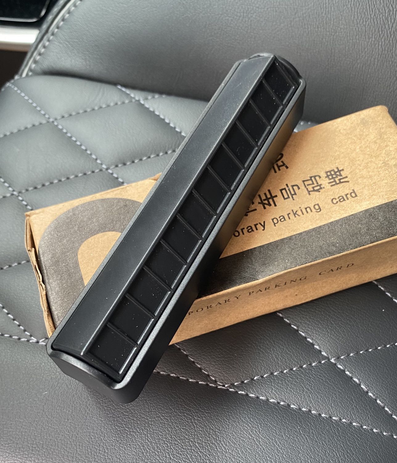 Hàng guao không đúng như quảng cáo
Chỉ có bảng *** chứ không có giá đỡ điện thoại. 
Bán hàng không uy tín. *** đảo