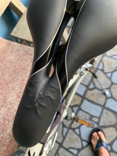 yên xe mới sử dụng được khoãng 2 tháng đã bị nức