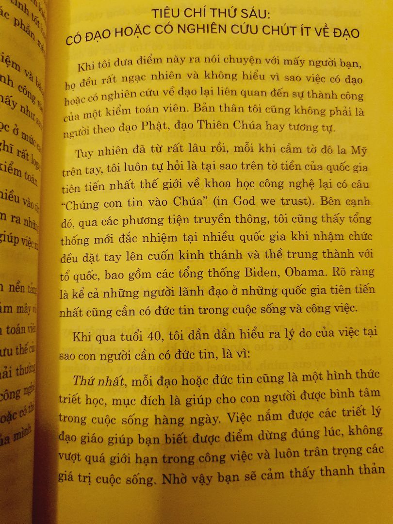 Mình đọc lướt qua tiêu đề, không để ý kỹ chữ Kỹ năng đinh ninh là những vấn đề mắc phải khi làm kiểm toán, mua về cầm lên nghĩ lại mới thấy sai lầm. Sách dành cho các bạn năm nhất, năm 2 cần định hướng hoặc muốn có cái nhìn tổng quát chứ những người đi làm rồi thì cuốn này vô thưởng vô phạt vì đều đã biết hết những cái trong sách này ghi rồi, hoặc đi thực tập cũng đủ để biết những cái trong sách nói. Nói chung là không có giá trị đối với mình.