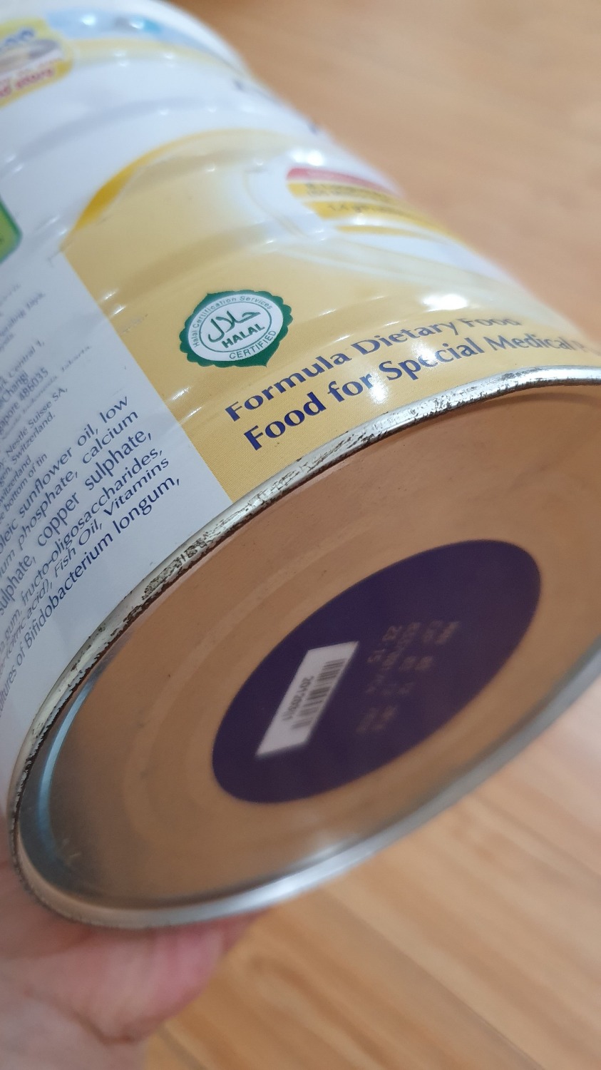 Tôi mua 2 hộp sữa thì 1 hộp tình trạng bề ngoài không được mới. Thân hộp bị trầy xước, viền đáy hộp bị gỉ sét, trên nắp hộp không có tem thông tin sản phẩm mà còn có vết giày bẩn in trên nắp nhựa của hộp. Tuy date vẫn còn đến ***. Nhưng bề ngoài sp như vậy khiến tôi không hài lòng. Tôi mua 2 hộp sữa thì 1 hộp tình trạng bề ngoài không được mới. Thân hộp bị trầy xước, viền đáy hộp bị gỉ sét, trên nắp hộp không có tem thông tin sản phẩm mà còn có vết giày bẩn in trên nắp nhựa của hộp. Tuy date vẫn còn đến ***. Nhưng bề ngoài sp như vậy khiến tôi không hài lòng.