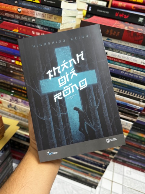 Một cuốn sách hay, sâu sắc, cảm động của tác giả Keigo.

Ẩn chứa sau những vụ án là những câu chuyện đau lòng với nhiều mảnh đời được tác giả lồng ghép, minh họa cho một xã hội Nhật có nhiều mâu thuẫn mà chỉ dùng lý mà thiếu tình thì sẽ chẳng thể giải quyết được vấn đề đang tồn tại.

Án tử hình, nên duy trì hay xoá bỏ?

Một  tác phẩm nặng nề nhưng rất đáng để trải nghiệm.