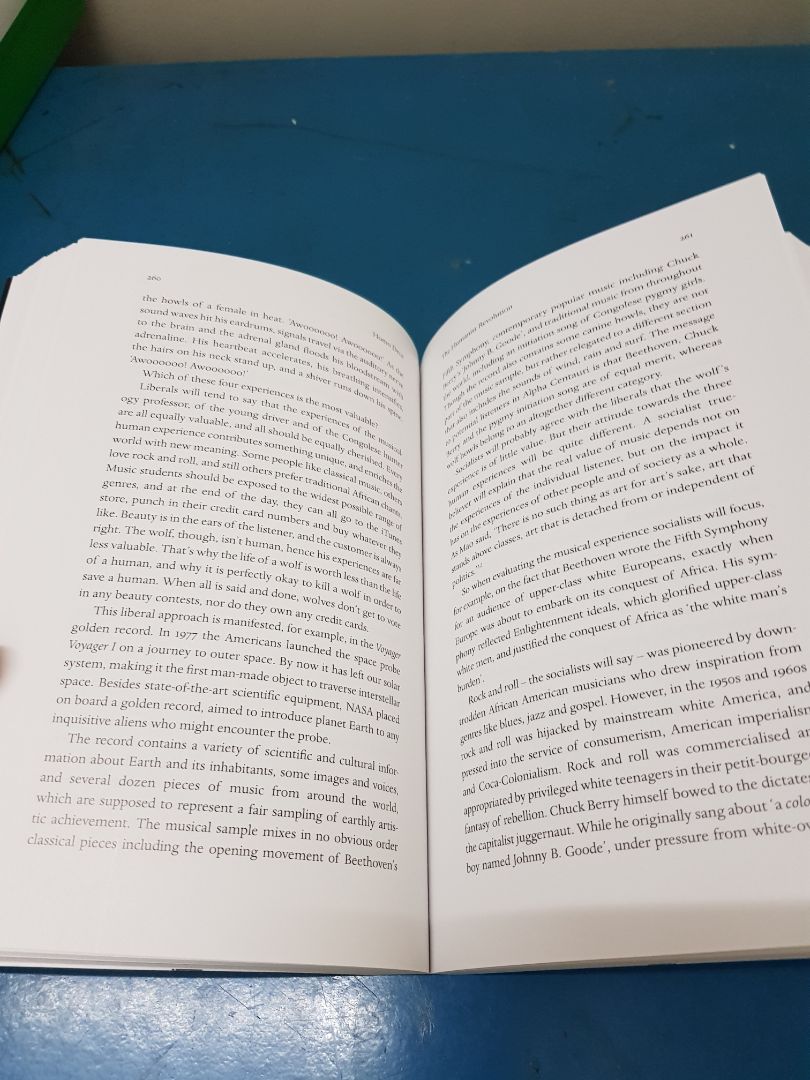 shop giao hàng siêu nhanh, mình ở BN mà 2 hôm đã được giao rồi
sách nhận được vẫn còn nguyên màng co, xịn, mịn, giấy bóng bóng như giấy tạp chí nên sách khá nặng