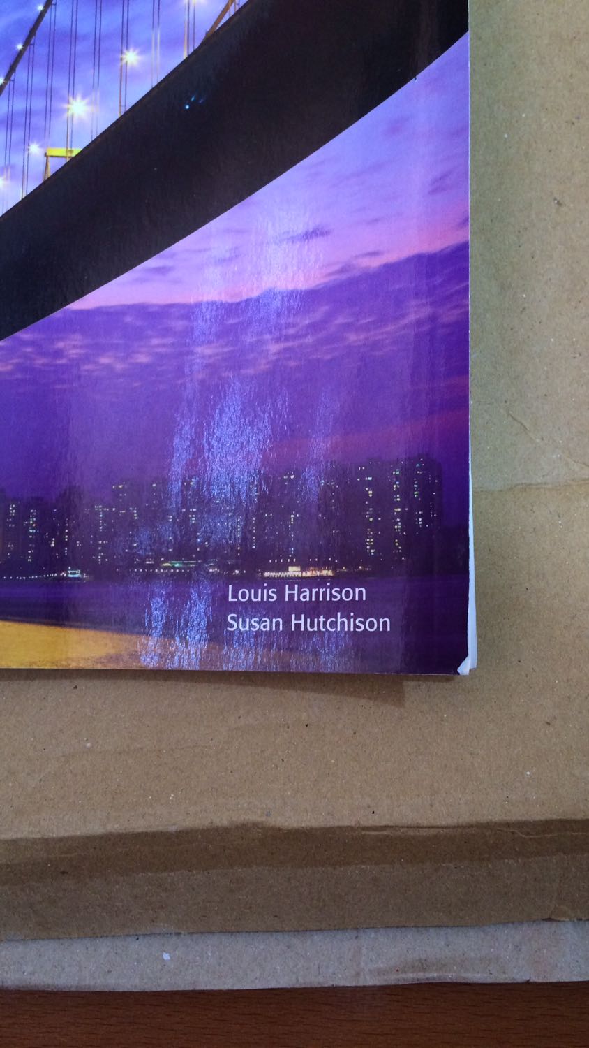 Nội dung sách hay nhưng sách tiki giao đến bị quăn, hơi nát và điều đó rất tệ đối với mình mong tiki để ý khâu chọn sản phẩm đóng gói kĩ hơn nữa