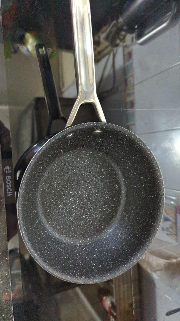 Chảo đẹp, bắt từ tốt. Chảo bằng phẳng không bị lồi đấy. Lớp phủ chống dính vân đá khá đẹp xài chưa lâu nên chưa biết có bền không nhưng hiện tại thấy khá ổn trong tầm giá.