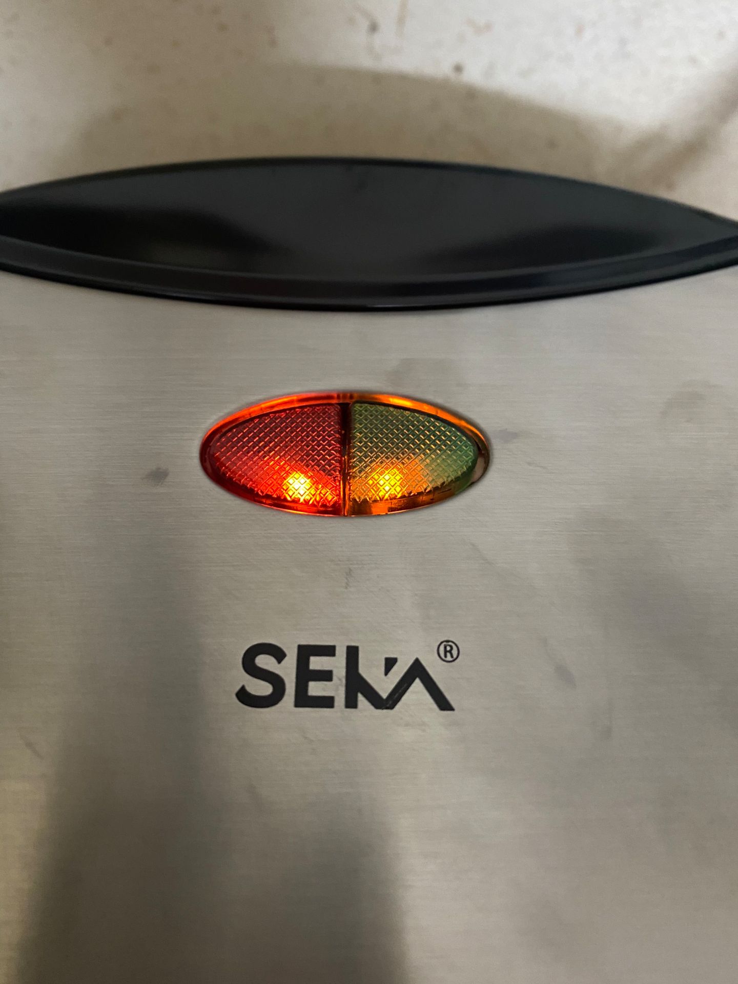 Hàng đúng mô tả, nhỏ gọn nóng nhanh. hàng chính hãng có bảo hành nên cũng yên tâm sử dụng