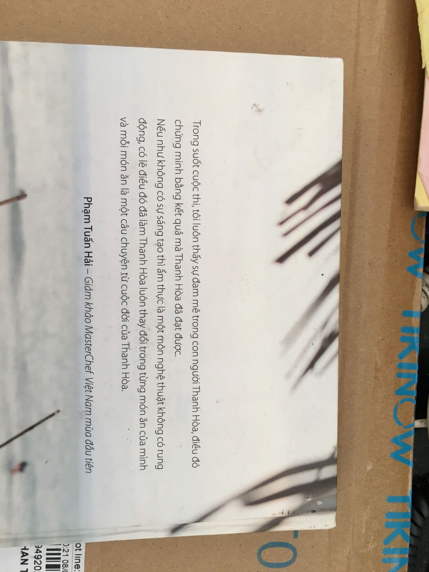 3* trên mình dành cho giao hàng nhanh thôi! Riêng sách, mình mua sách này để tặng cho bạn, mà nói thật khi nhận được sách nhìn như sách cũ vậy: trầy xước các kiểu, tróc góc sách nữa.