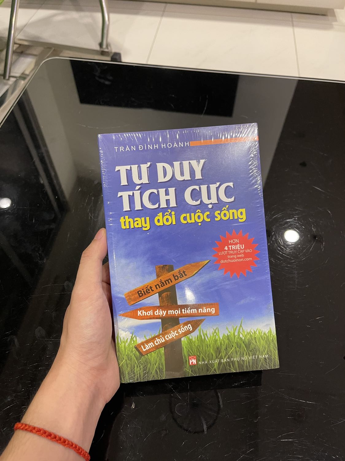 Giao hàng nhanh, gói hàng cẩn thận, sách còn mới cứng, được bọc seal kỹ càng. Sản phẩm tuyệt vời nhé mọi người!
