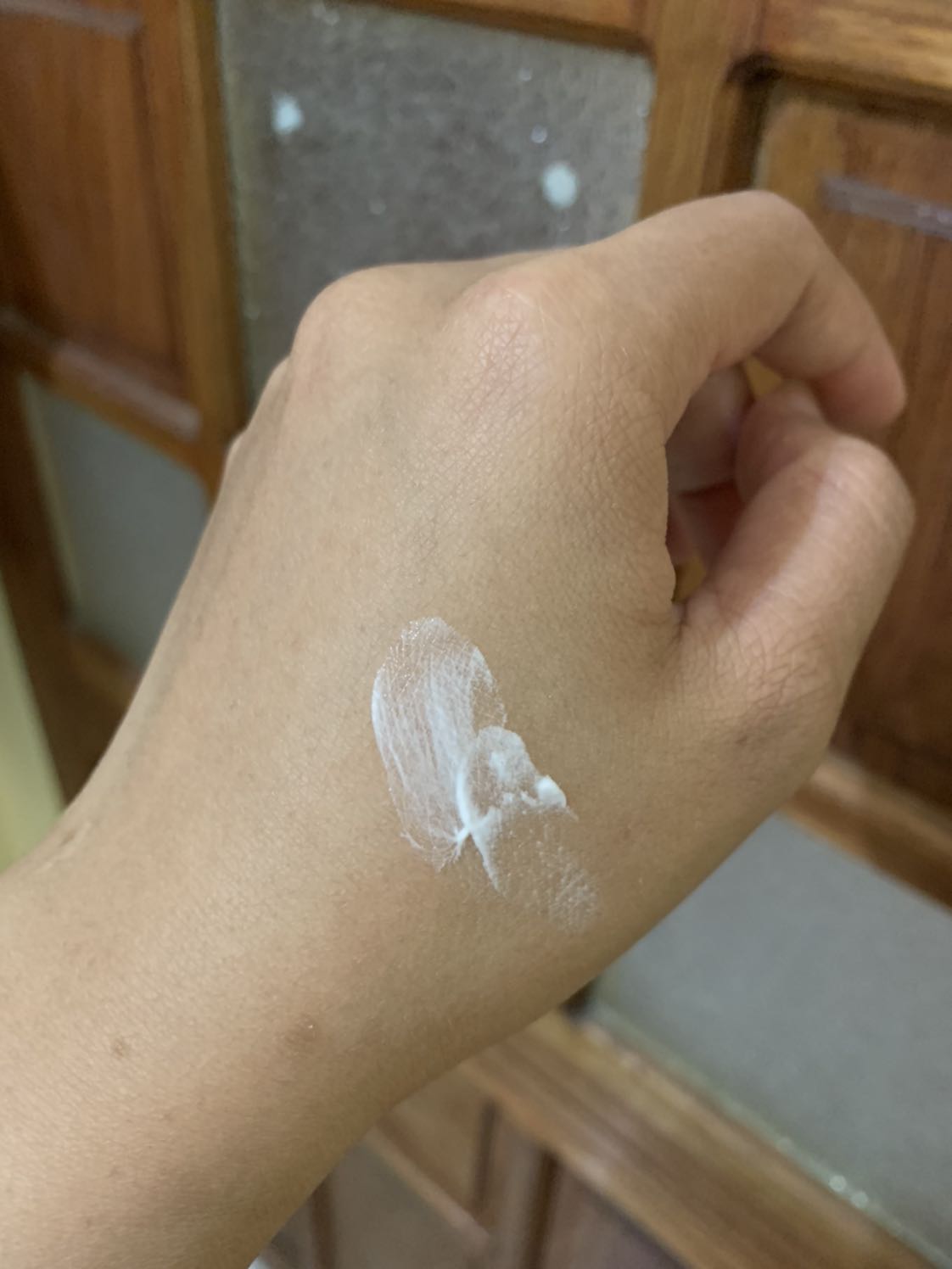 Tiki giao nhanh, hãng chính hãng. Hộp kem có đế nhựa trong hộp khá chắc nên tiki gói hơi ẩu cũng không quan trọng lắm. Review: Mình trc giờ k hợp Acnes, nhưng khi thử sử dụng SRM của dòng này mình rất ưng, da sáng và mụn đở sưng nhiều nên mình đã mua luôn kem. Kem KO có mùi hương liệu, mình dị ứng mùi nên rất ok, bạn nào thích mùi thì thấy mùi này hơi dị bởi vì nó là mùi nguyên liệu. Dạng cream hơi đặc, màu sữa chua. Thoa lên mỏng, mịn, sau 1p kem sẽ thấm luôn vào da làm da khô nhưng vẫn ẩm, mượt, ko bóng. Bạn nào có mụn thì nó sẽ đẩy mụn lên trong vòng 2 tuần đầu, sau đó sẽ lành, giảm sưng, đở mụn nhiều. Kết hợp SRM thấy da trắng khoẻ lên. Mình mua có cả ship mà chỉ tốn 85k cho 1 hộp kem dưỡng bình dân, thành phần an toàn, kết quả tốt nên đáng để thử. Chỉ nên dùng cho da hỗn hợp thiên dầu, da sau mụn, da hết mụn cần dưỡng trắng. Có AHA, BHA nên sẽ đẩy mụn, bạn nào dị ứng lưu ý. LẦN ĐẦU TIÊN DÙNG ĐƯỢC ACNES hơn 5 tháng và muốn mua lại, các dòng khác mình ko hợp lắm ?