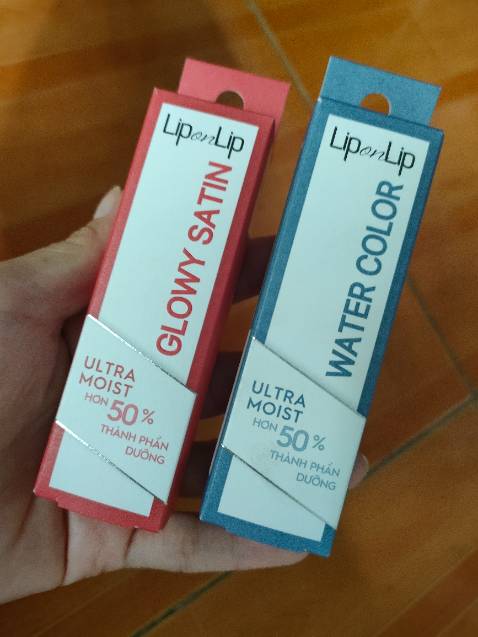 Màu đẹp. Chất dưỡng mềm môi. Không che đc khuyết điểm môi vì lớp son trong mỏng. Thiết kế thỏi son đẹp. Dạo này Tiki k thưởng xu khi nhận xét sản phẩm nữa nhỉ?