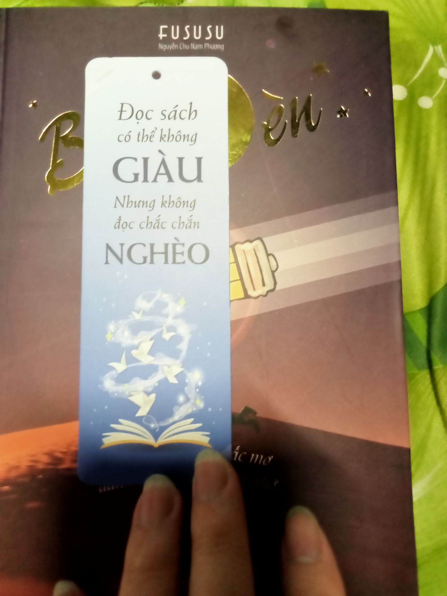 Đóng gói không có bọc chống sốc, góc sách bị móp, bìa sách trầy xước và bìa sách lõng lẻo. Sách này chỉ có thể là sách cũ hoặc sản phẩm trưng bày nên không được bọc nilon mới. Bookmark hàm ý chửi khách hàng ( tối đã mua sách thì có nghĩa tôi là người đọc sách mới mua nhà sách thiếu tinh tế!) Sản phẩm tôi nhận được không xứng đáng với số tiền tôi bỏ ra yêu cầu nhà sách tôn trọng khách hàng yêu cầu nhà sách cung cấp sách mới. Tiki có thể xem xét lại việc kinh doanh của nhà sách để không bị ảnh hưởng tới các sản phẩm - dịch vụ khác!