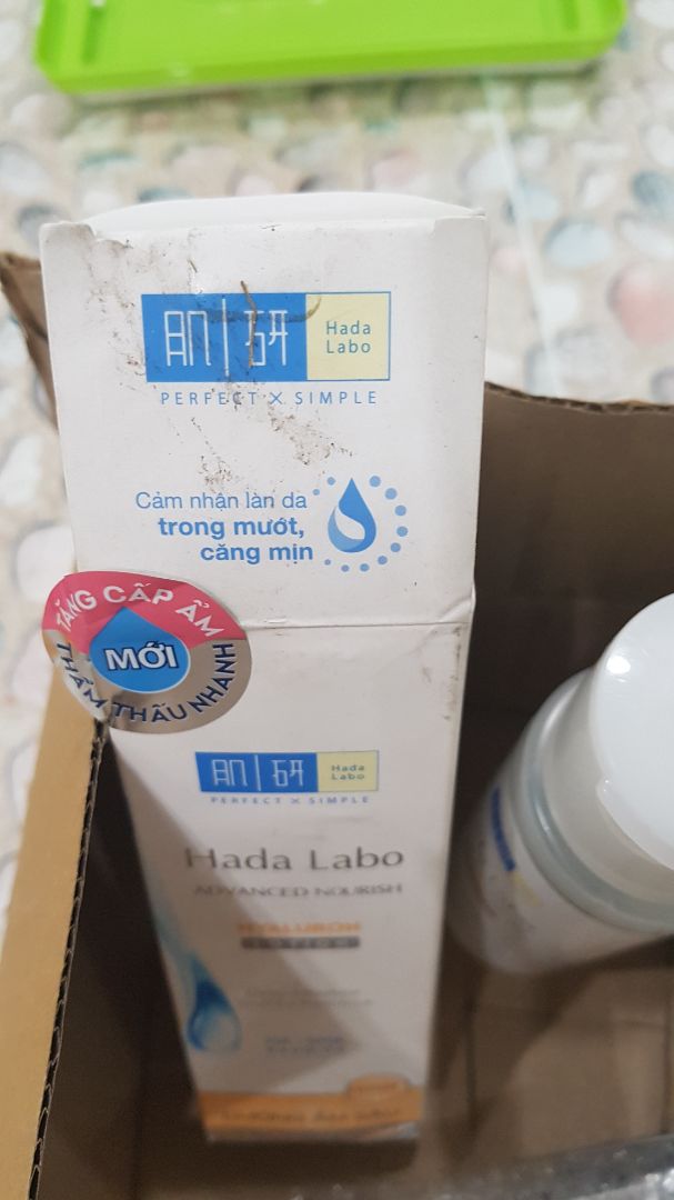 chưa khi nào mua Tiki mình lại không hài lòng như lần này. Trước giờ Tiki vẫn gói hàng rất cẩn thận. Lần này lúc dùng kros mở hộp thấy mặt trên cắt rồi, mình ko nghĩ gì, cứ tưởng con mình nghịch. Nhưng mở hộp ra mới thấy quá tệ. Hộp cũ rách, bẩn, seal niêm phong bị bong ra, hộp mở như có người đã bóc, nhìn mà chẳng muốn dùng. Đã thế nhân viên giao hàng gọi xuống lấy hàng, xuống đến nơi thì không thấy đâu. Do mẹ mình xuống nhận hàng nhưng không mang theo điện thoại nên lại quay lên. Mình gọi điện hỏi đang ở đâu thì shipper bảo vừa đi trả đơn ở tòa khác bây giờ quay lại!!!