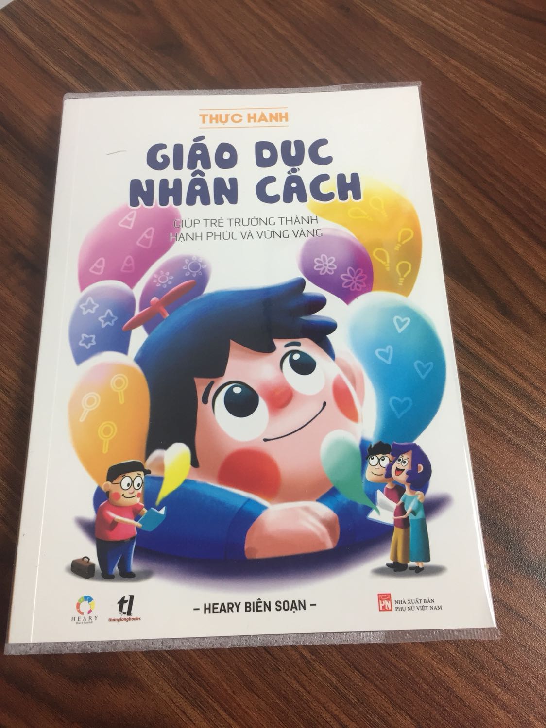 Có các VD để thực hành. Mình chưa đọc hết, cơ bản rất hài lòng. Chỉ không thích loại giấy in, loang loáng mắt cận k thích điều này!