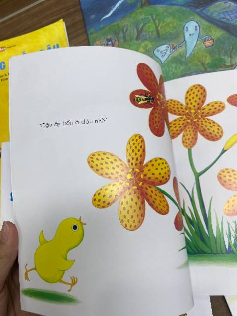 các mẹ nên đọc cho con nói giọng giả vờ làm nhân vật con sẽ rất thích. em bé nhà mình ngày nào cũng ngóng tới giờ mẹ đọc cho nghe