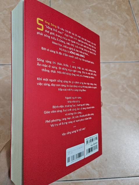 Sách khá dày, hơn 500 trang, nhưng chữ to dễ đọc. Chắc là dày vì thế. Sách gồm những câu hỏi- trả lời và bài viết ngắn - mình đã đọc được khoảng 1/3. Chị Phan Việt viết khá dễ hiểu; tư tưởng chính là xả bỏ để thân tâm trở nên nhẹ nhàng, không sợ hãi, bớt dính mắc, từ đó sống thẳng, thật, trong sáng, mạnh mẽ, sống có kết nối, yêu thương. Một số ý trong đó mình đã nhận ra từ trước nhưng được chị PV viết rõ hơn, viết như khuyến khích, như thúc giục mình hãy mạnh dạn đi con đường đó. Một vài ý thì hơi cao siêu, cần trải nghiệm và chiêm nghiệm. Nói chung mình nghĩ người đọc ở tầng kinh nghiệm nào cũng sẽ thấy một phần mình trong quyển sách này và nhận được những chia sẻ hữu ích từ đó.