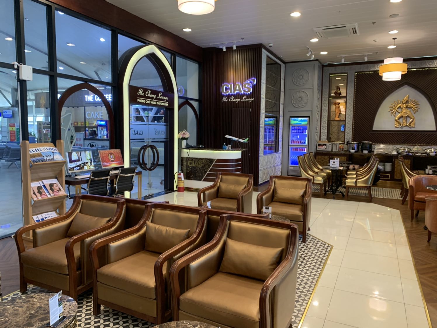 Không gian khá rộng rãi, thiết kế đẹp mắt.  Phòng chờ được sử dụng cho khách hạng thương gia của Bamboo Airways và Vietjet.
Do khá tò mò về dịch vụ này nên mình đã đặt dịch vụ phòng chờ trên Tiki giá rẻ hơn giá niêm yết một tí.