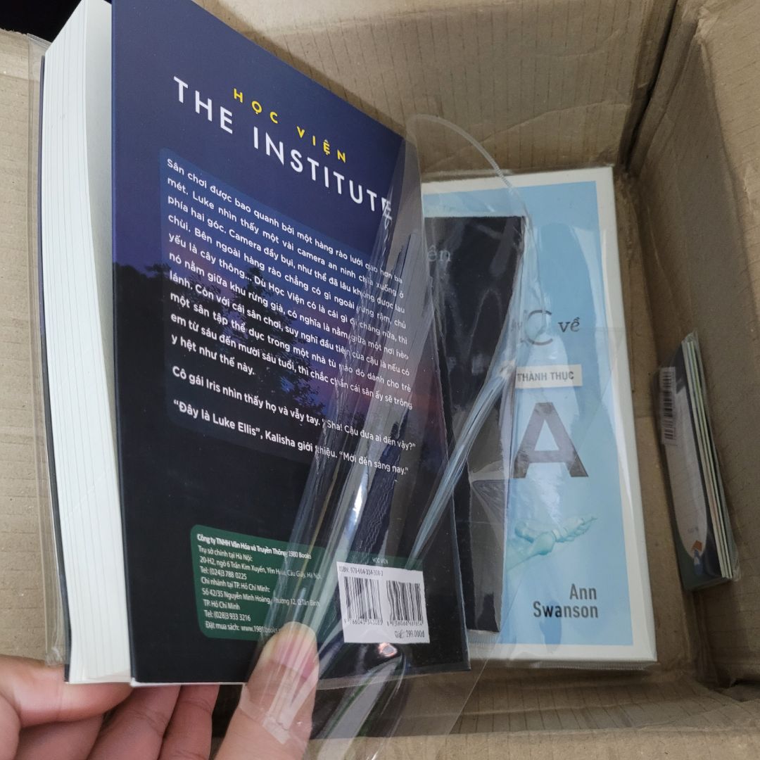 Tiki giao cuốn này và sách quà tặng mà bọc ẩu quá. Đơn thì giao trễ, mình gửi *** hỏi thì mới giao liền hôm nay. Mà kiểu như giao vội rồi bọc sách gấp gáp nên không bọc đàng hoàng, vừa cầm lên là tuột ra vì k được ép dính. Mép sách thì bị cong nhẹ, nhìn mà bực bội, giấy bọc đợt này cũng mỏng nữa. Đó giờ mua sách ở tiki nhiều lắm rồi, đây là lần đầu thất vọng như vậy.