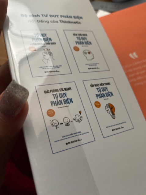 bookcare thì bao cho đàng hoàng, bao kiểu ngoài mép sách rồi bao mỏng manh z là sao? tiền ngta bỏ ra bao sách mà tiết kiệm dữ z? rồi lỡ và chạm nó sứt ra rồi có đền không?