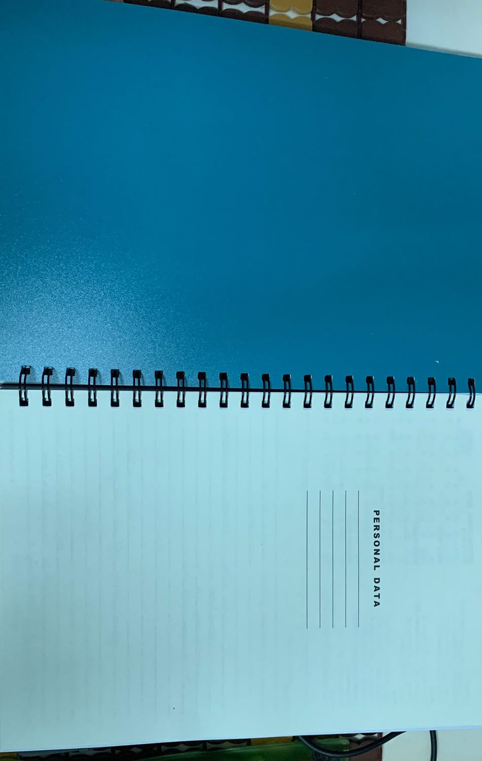 Quyển gáy lò xo dễ dùng, có các tấm cách thành 4 ngăn tiện chia theo chủ đề để ghi chú. Bìa ngoài bằng nhựa sẽ hạn chế gãy bìa tập