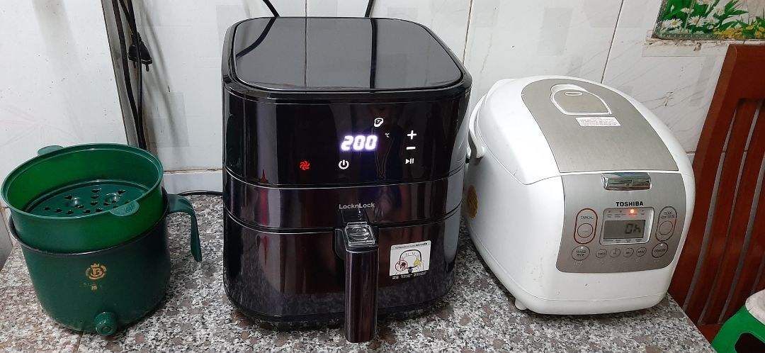 1. Giao hàng nhanh, trong sg nên giao chỉ sau 20 tiếng trc khi đặt hàng.
2. Đóng gói kĩ, hàng nguyên đai nguyên kiện, phụ kiện, sách hướng dẫn tiếng việt, thẻ bảo hành đầy đủ.
3. Kiểu dáng sang trọng và dễ sử dụng.
4. Mới nấu thử, thấy khá ổn

Hy vọng nó ổn và cho thời gian sử dụng lâu dài.