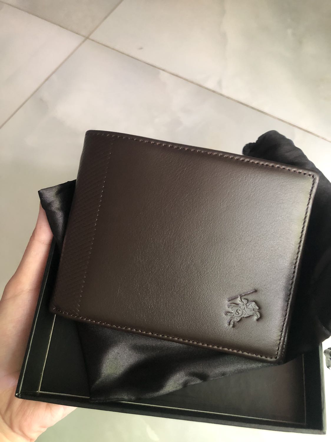 Ví đẹp, đóng gói chắc chắn. Làm quà tặng cho người thân là tuyệt vời 😚