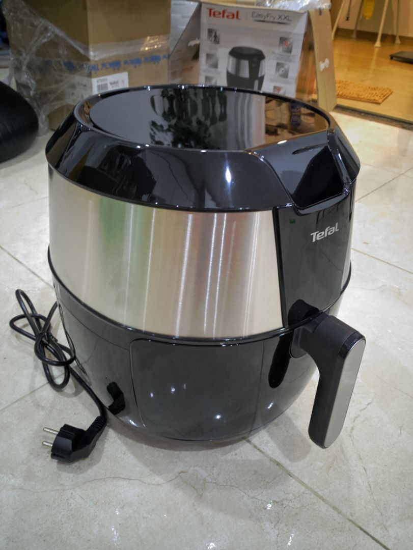 Lại một chiếc nồi siêu to của Tefal về với căn bếp của mình.Giá sale 3tr4 cả ship đc khuyến mãi thêm 1 cái nồi nhỏ. Tốc độ ship nhanh gần như tikinow,hôm qua đặt chiều nay đã giao.
kết quả lần đầu thử bếp khá ổn, da vàng ươm, giòn rụm.
Nói chung là hài lòng.