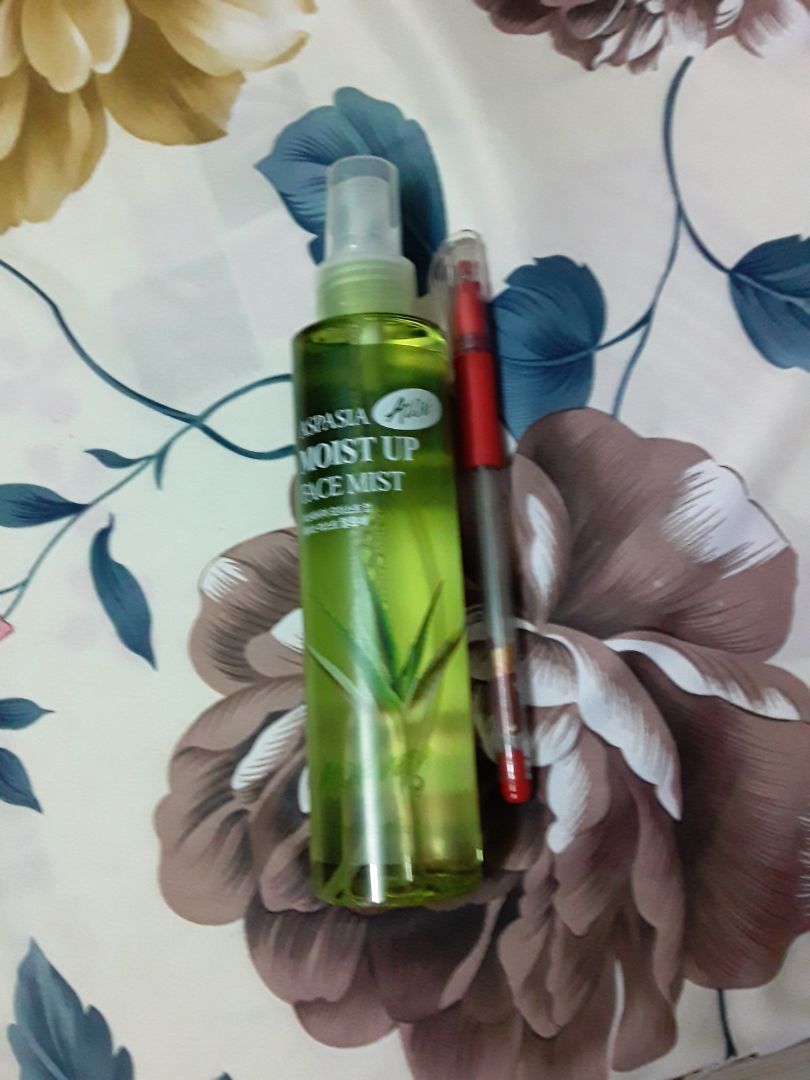 Sản phẩm có mùi thơm nhẹ, rất dễ chịu, mới dùng nên chưa nói được hiệu quả ra sao. Vỏ ngoài xanh xanh trong suốt trông khá đẹp, dung tích lại lớn, còn đầu xịt hơi có vấn đề, ban đầu xịt không ra, lấy kim cạy một hồi thì xịt ra ướt cả mặt, mọi người có muốn chọc lỗ thì nhớ làm cẩn thận, đừng để như mình :)) Lần này Tiki giao hàng siêu nhanh luôn, 5* cho cả Tiki lẫn sản phẩm nhé.