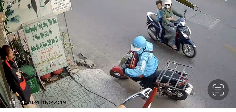 Sp thi ok roi, nhưng ko bao giờ mua hàng của tiki nữa vì đây là cách nhân viên tiki giao hàng . Đứng ngoài bắt ngừoi nhận chạy ra lấy . Ko chịu đưa hàng cho coi ma 1-2 đòi ck tiền xong đi roi ra lấy hàng ( nguyên nhân là buổi sáng mình đi châm cứu, châm cứu thì kim từ đầu tới tay tới chân, nên ko thể nao mình cầm dt và đang đau nữa, 9h 40 tới bất ngờ gọi mình ko dc kêu nv mình pải nhận hàng, rồi hù huỷ đơn , trong khi nv của mình gọi đt mình cung ko thể nghe máy vì mình đang châm cứu mà. Nv mình kêu chiều giao lại thi nói đơn này xa đi cực lắm, ko nhận thì huỷ đơn, nhân viên mình ko dám nhận vì đã từng bị *** đảo giao hàng thu hộ nhưng mình ko mua hàng, nên các bạn ko dám trả. Châm cứu xong 10h30 mình goih lại nói sao đi giao hàng ko goih trước mà tới đột xuất roi bắt ngừoi ta pai nhận bằng được mặc dù ngừoi đó ko pai ngừoi mua hang? Thi kêu la ngày đi trăm đơn rảnh đâu ma gọi trước, roi minh hỏi giao ko dc hù huỷ nua, ok huỷ đi, nhưng ko huỷ mà chiều giao lại, với thái độ như vậy đó .