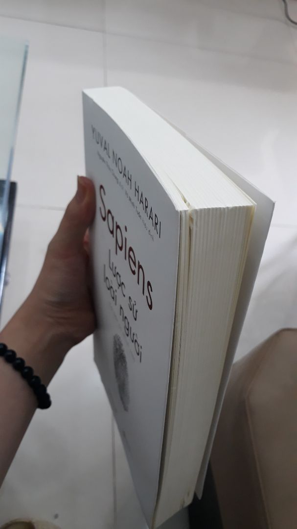 Mua sách của tiki trước giờ chưa bao giờ thất vọng như lần này. Rõ là mua sách mới mà mép sách cong quoeo, sách bị bẩn ở mép dưới và sờn ở gáy sách. Mong Tiki cải thiện khâu đóng gói và vận chuyển.