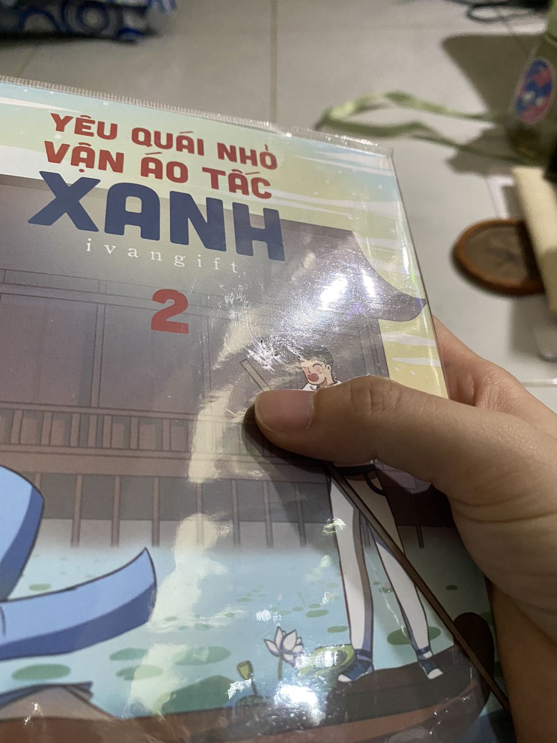 Sách giao trễ hơn dự kiến 2 ngày và đóng gói vẫn sơ sài như mọi khi 🥲 may mà sách không sao 😭 đầy đủ quà tặng bản đb, cơ mà khá buồn vì cái bookcare bị dơ, người phụ trách nên kỹ hơn. Còn truyện thì dễ thương xỉu ☺️
