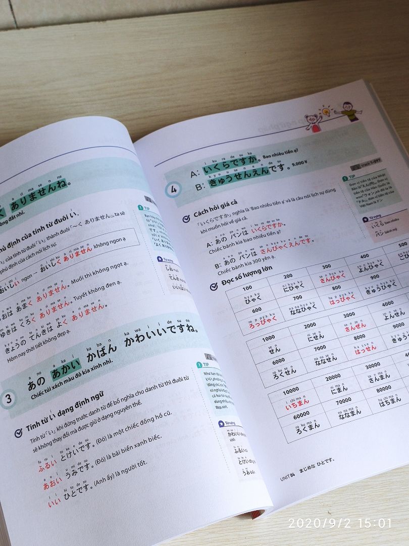 - Giao Hàng: Cực kì nhanh. Tiki hẹn mình ngày thứ 6 giao nhưng thứ 4 đã nhận được (Chưa đến 1 ngày kể từ lúc đặt hàng). Shipper thân thiện, làm việc gọn gàng, nhanh nhẹn.
- Đóng Gói : Khi nhận hàng, mình đã cảm thấy điềm khi hộp giao hàng bị móp nặng ở một góc. Góc sách bị bẻ cong. Bìa và gáy sách bị móp và bám nhiều bụi. Tuy nhiên, những điều trên không ảnh hưởng lớn đến trải nghiệm đọc sách của mình 
- Nội dung: Chất lượng giấy và màu in tốt. Sách được trình bày ở bố cục thông minh và gọn gàng, thích hợp với các bạn tự học. Lịch trình học của sách có phần hơi nhanh với các bạn mới bắt đầu nhưng nội dung ngữ pháp và từ vựng rất chỉn chu.