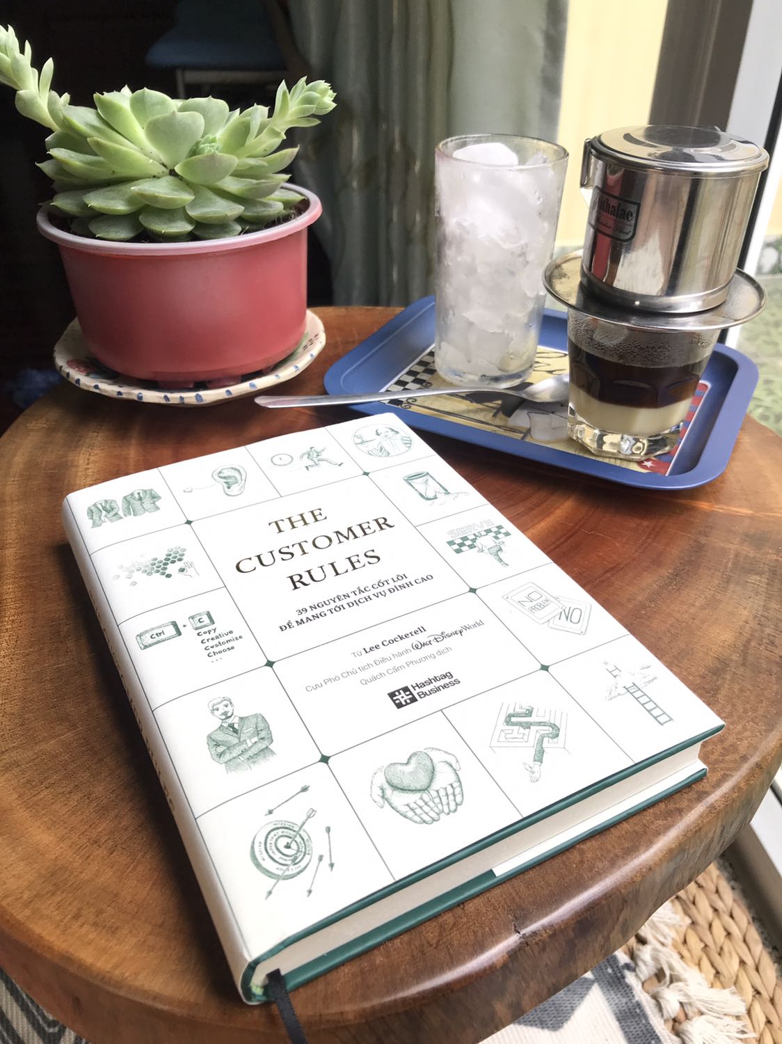 Sách rất đẹp. Bên ngoài bìa áo chữ ép kim, bên trong bìa cứng xanh lá. Giấy trắng ngà, xốp, nhẹ. Mỗi nguyên tắc đều có thể cơ bản nhưng cần được nhắc lại nhiều lần