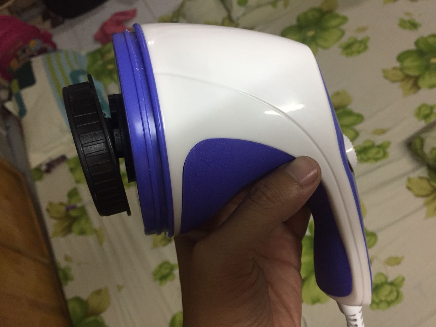 Sáng nay người thân của tôi gọi báo có bên Tiki giao hàng sớm hơn dự định vài ngày. Chiều đi làm về mở ra kiểm tra thì bộ phận xoay đã bị gãy 2 con vít ( chỉ còn 1 con vít là còn giữ lại bộ phận quay ).

Tôi rất không hài lòng về sản phẩm, bỏ tiền ra mua mà đổi lại sản phẩm ko như mong muốn.

Bây giờ tôi muốn trả lại sản phẩm này, bên bộ phận chăm sóc khách hàng của tiki phải cho người đến nhận lại sản phẩm này, hoặc phải đổi sản phẩm khác cho tôi. 

Chờ hồi âm từ tiki