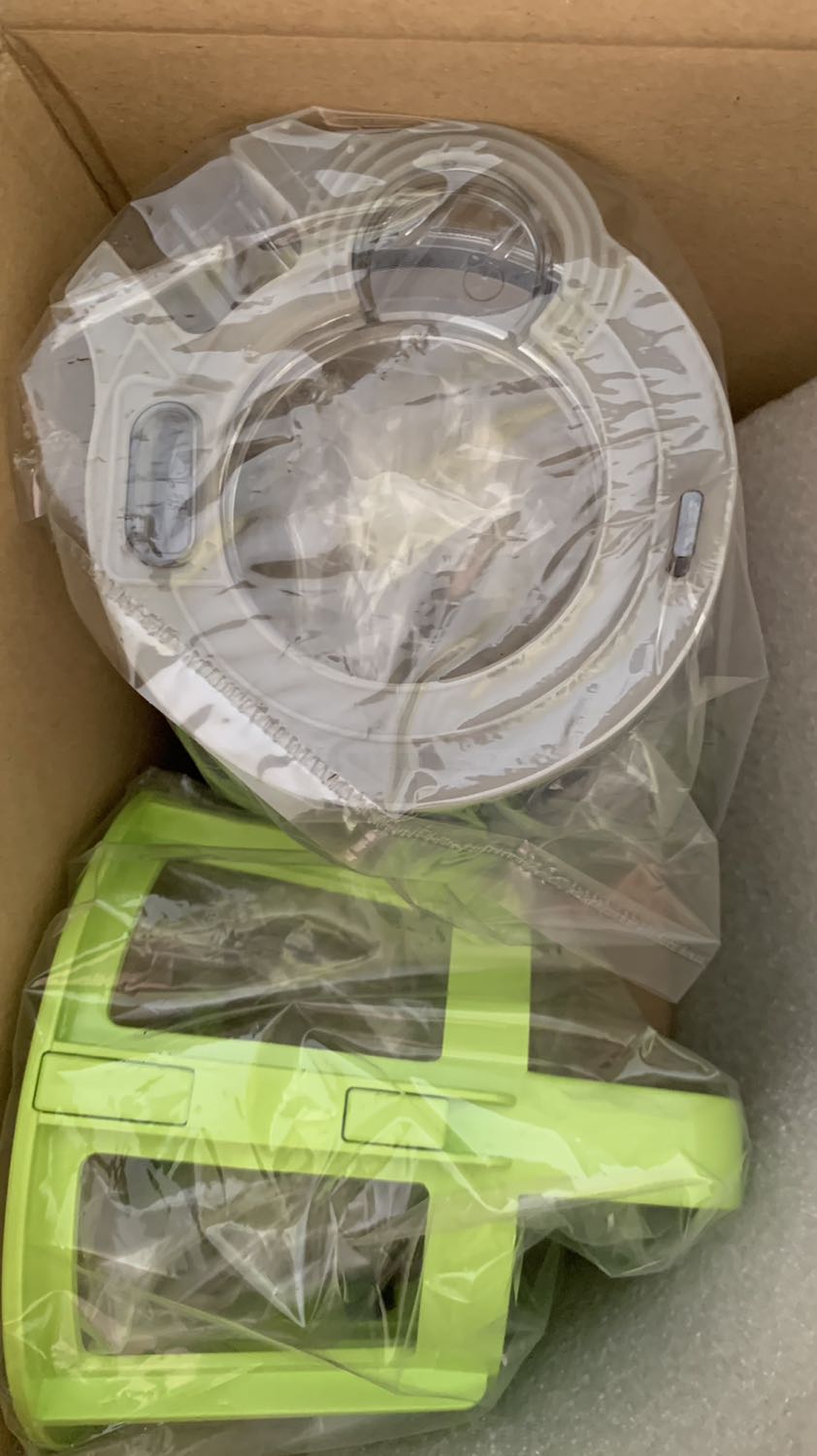 Máy chạy êm khi ép, vắt kiệt xác. Sau nhiều ngày xem các loại máy ép thì quyết định chọn em này thật hài lòng. Hàng sản xuất tại Hàn Quốc năm 2020. 
Điểm 10 cho Tiki lúc nào cũng giao hàng sớm hơn so với thời gian dự kiến